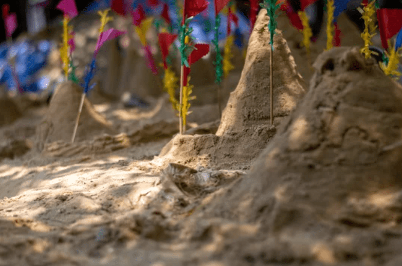 ก่อเจดีย์ทราย